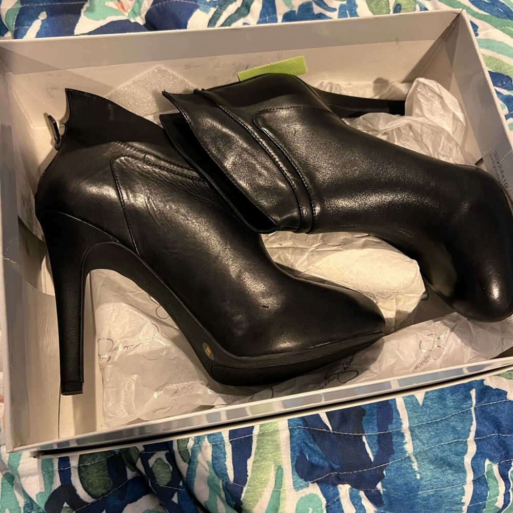 Jessica Simpson Aggie Booites size 8